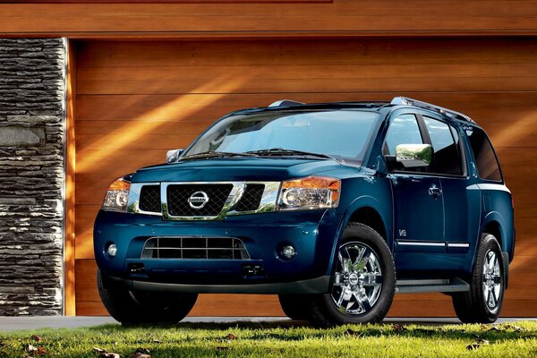 Nissan Armada con excelentes unidades se encuentra en un acogedor patio cerca del garaje