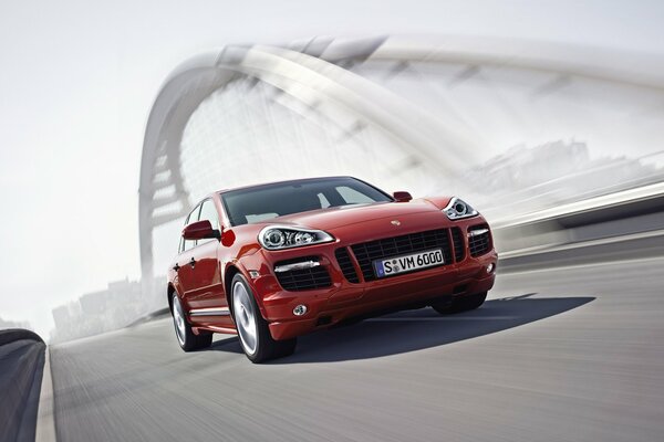 Porsche rojo en el contexto de la construcción urbana moderna