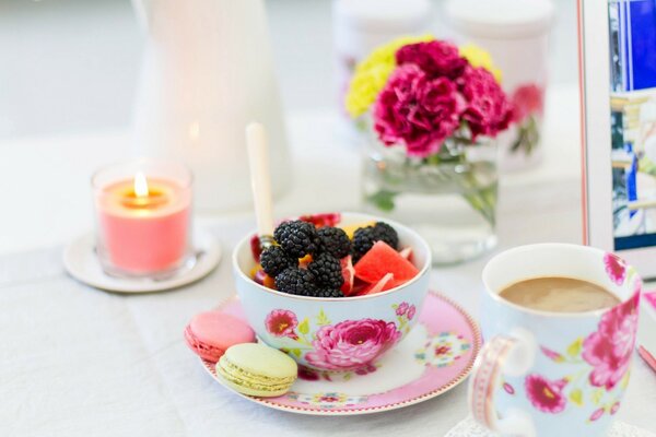 Dessert aus Früchten mit farbigen Keksen