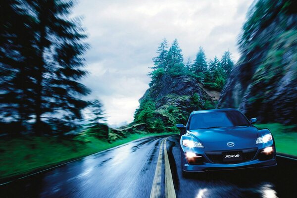 Mazda rx 8 jedzie z dużą prędkością na drodze