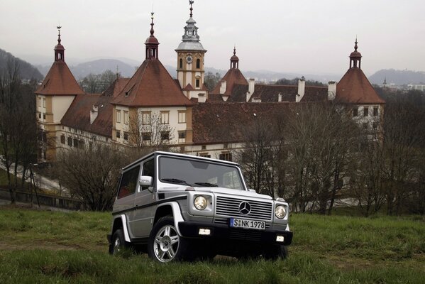 Mercedes-Benz-Auto im Hintergrund der Stadt