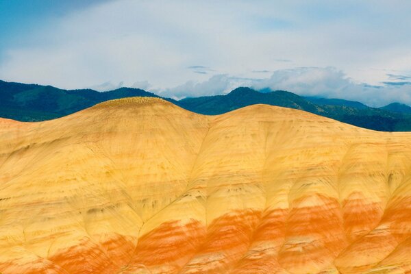 Montaña amarilla contra el cielo azul