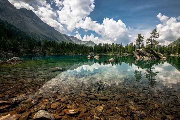 Lago en las montañas con agua clara