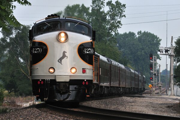 Luces ardientes del tren