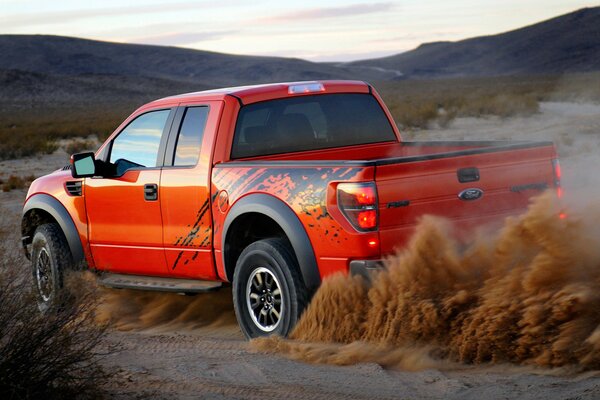 Photo de rouge Ford vitesse hors route