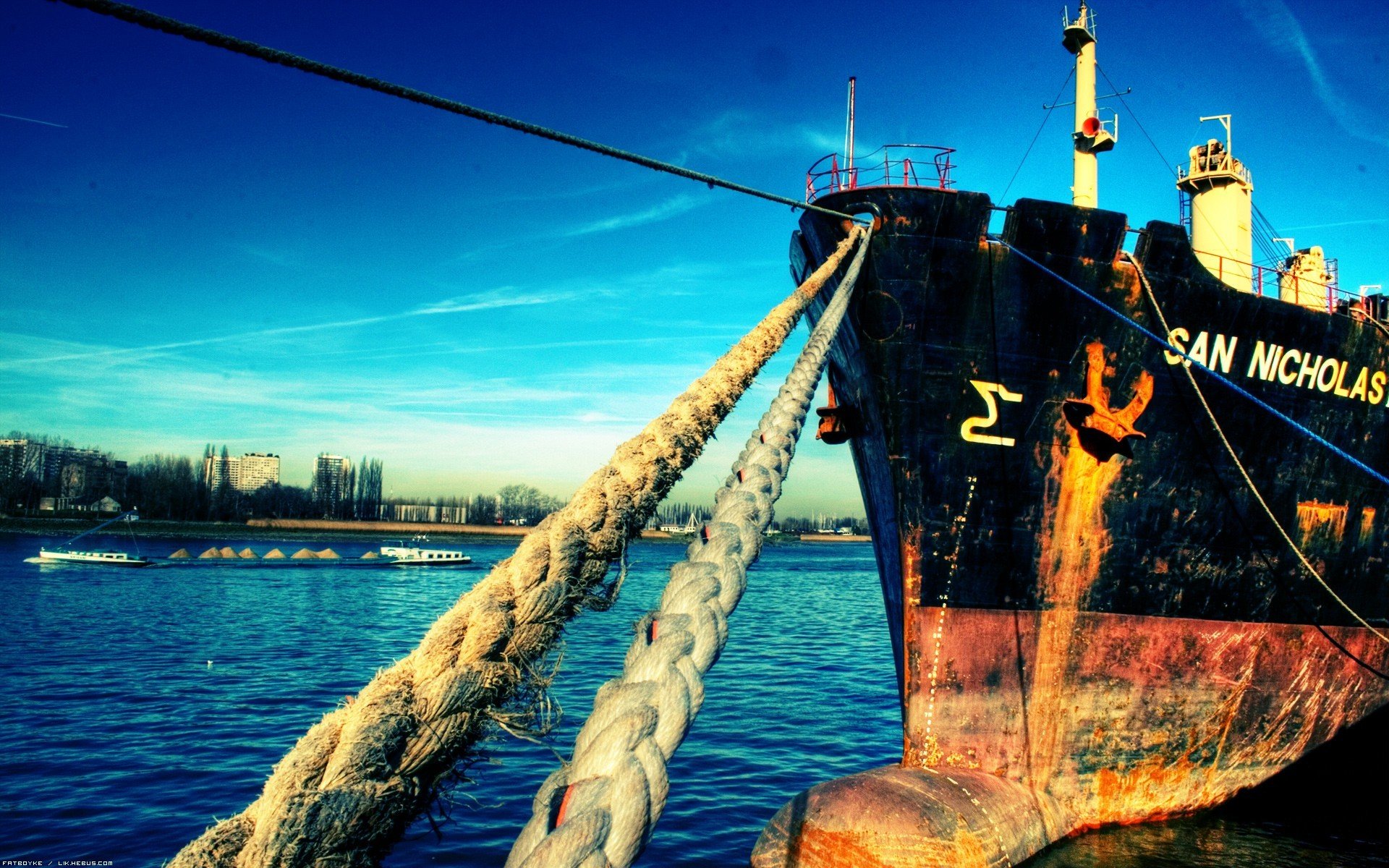 barco muelle cuerdas