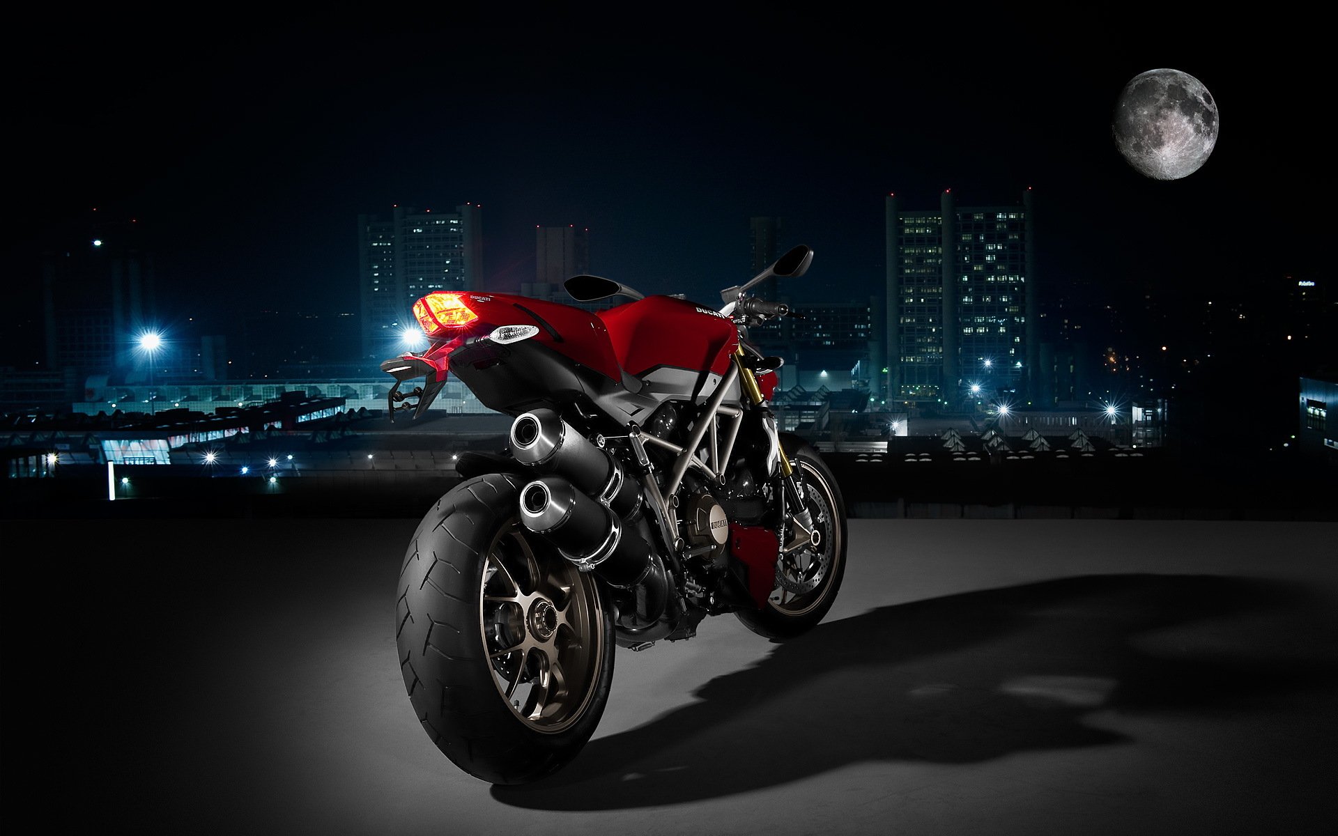 notte città moto ducati