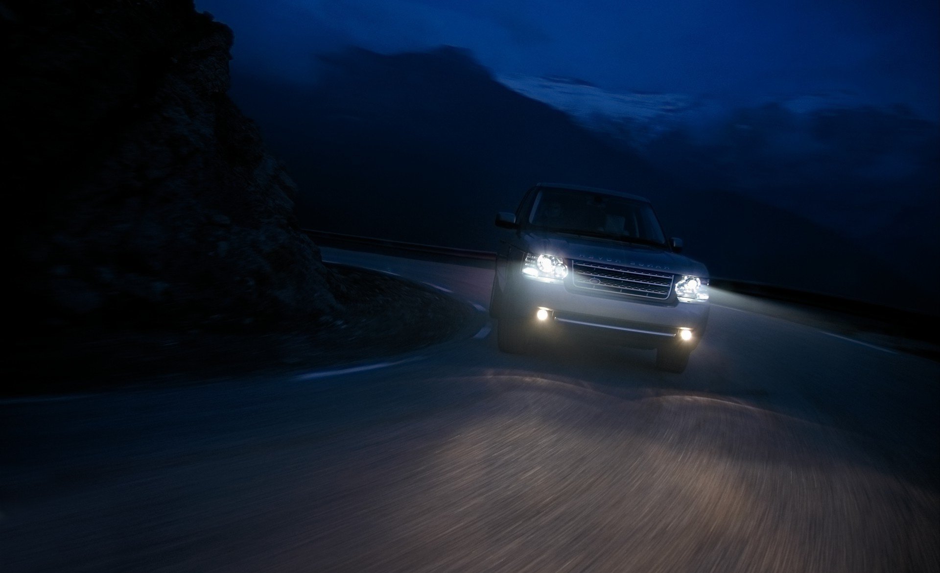 vuelta lluvia carretera gotas rocas montañas noche camino coches coches velocidad range rover