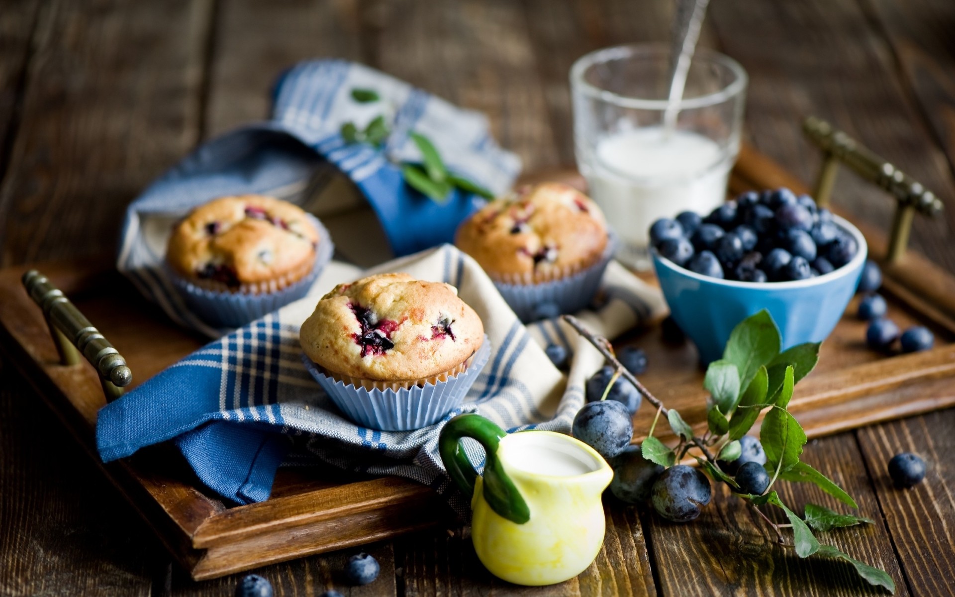 tablett blaubeeren servietten beeren essen geschirr tisch