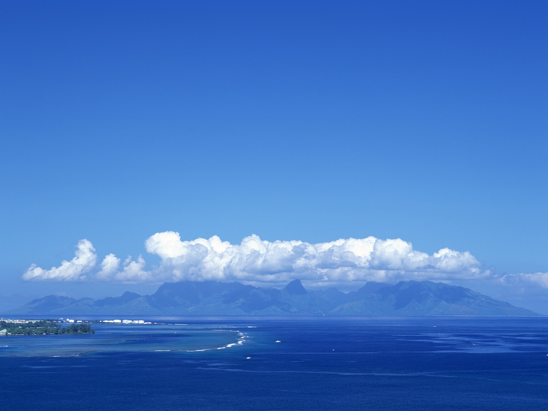 nubes montañas isla mar