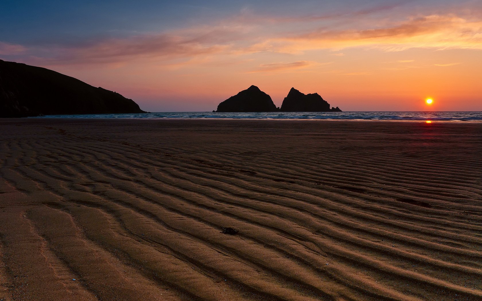 mer silhouettes rochers plage coucher de soleil