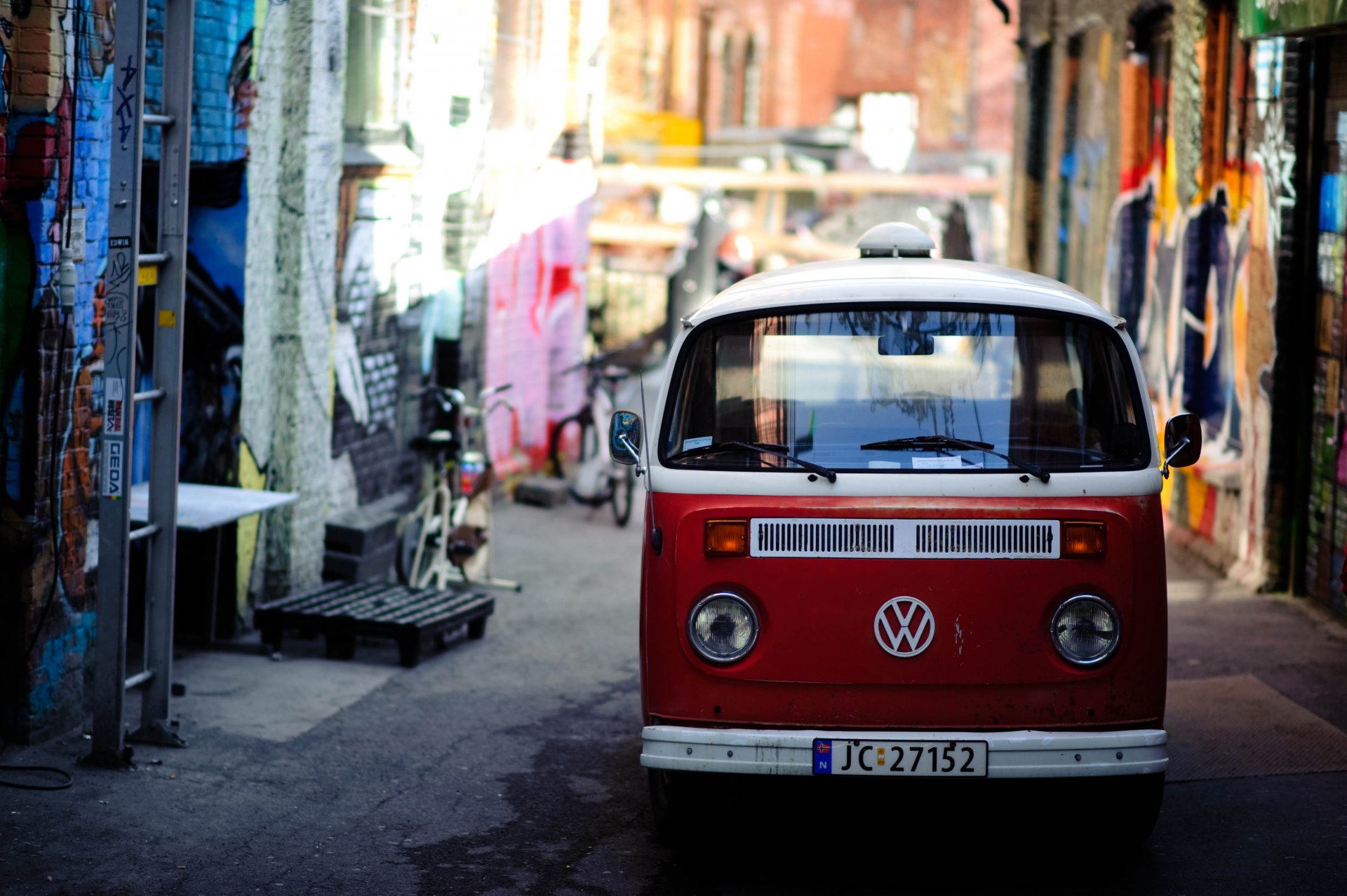 volkswagen ville étroit rue graffiti lumineux rouge fourgon