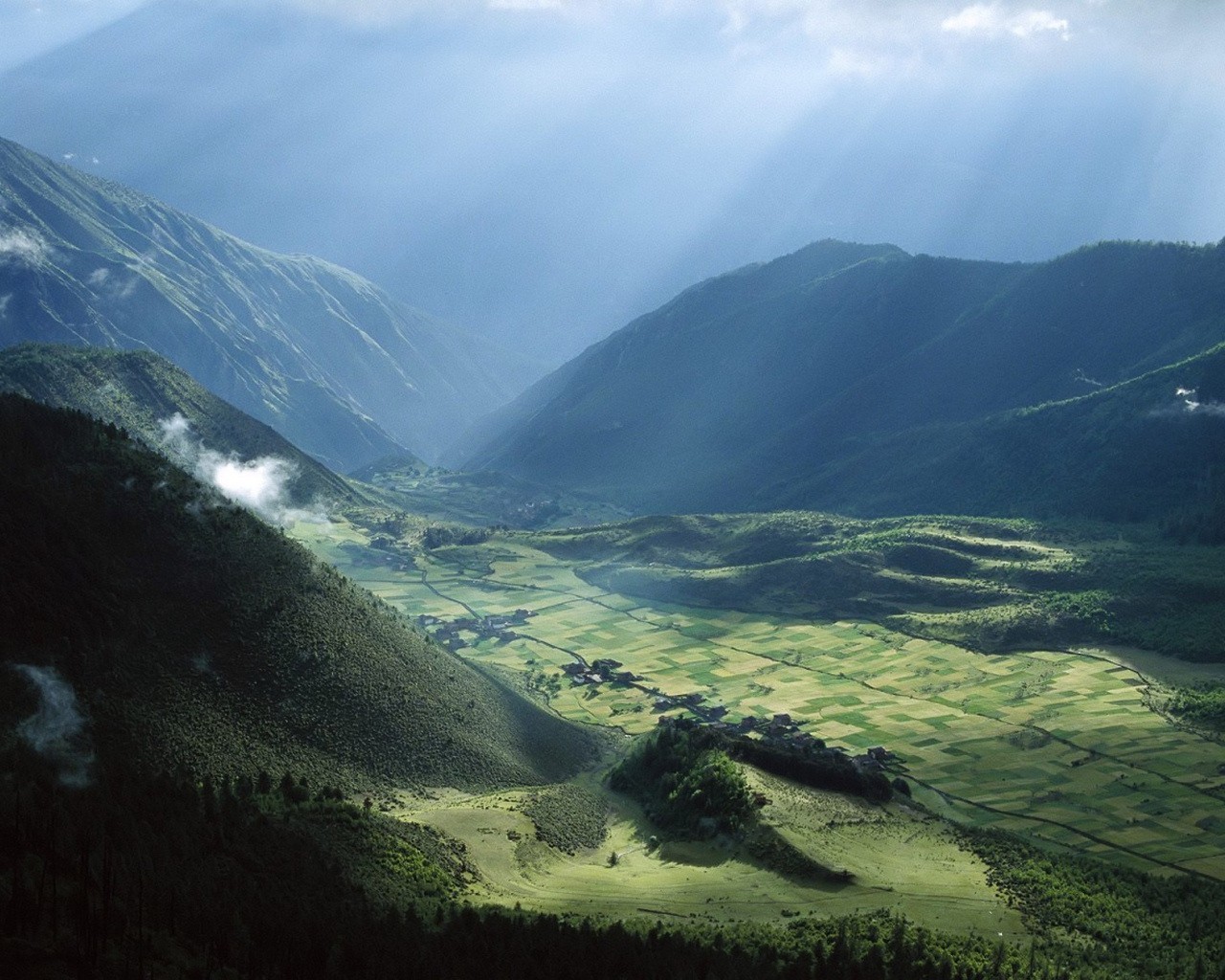 montagnes lumière champs