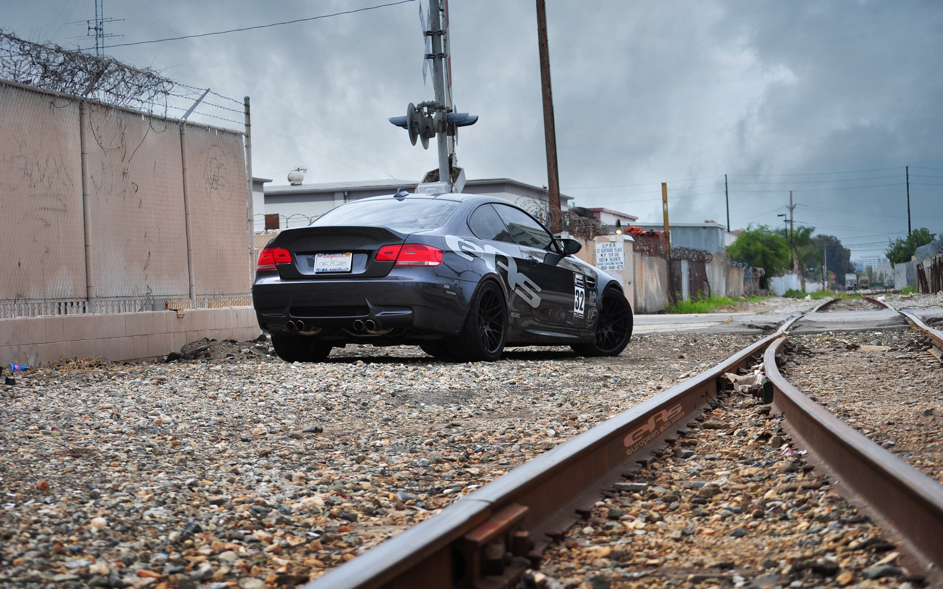 rieles bmw carretillas ferrocarril caminos pared piedras escombros cielo movimiento pilares