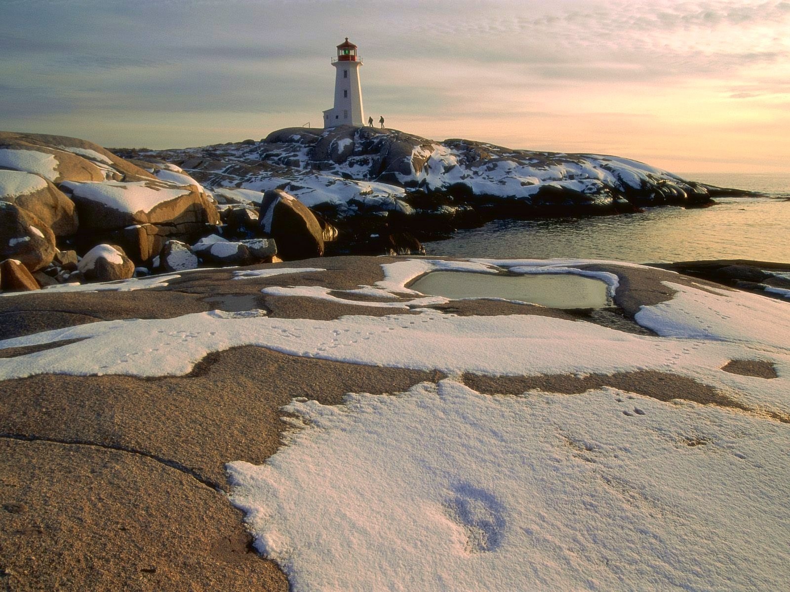 faro nieve piedras gente