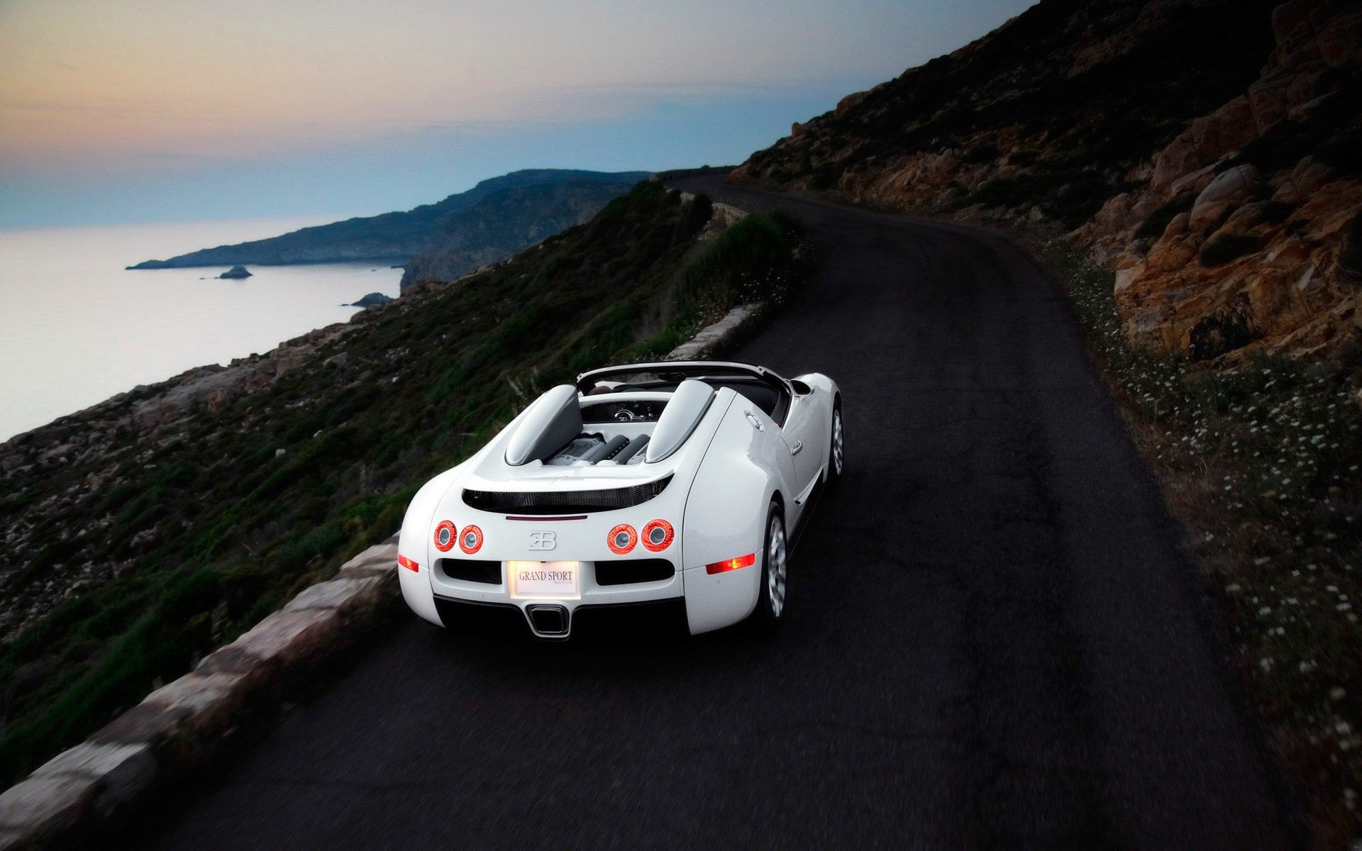 auto pared bugatti carretera mar agua con coches