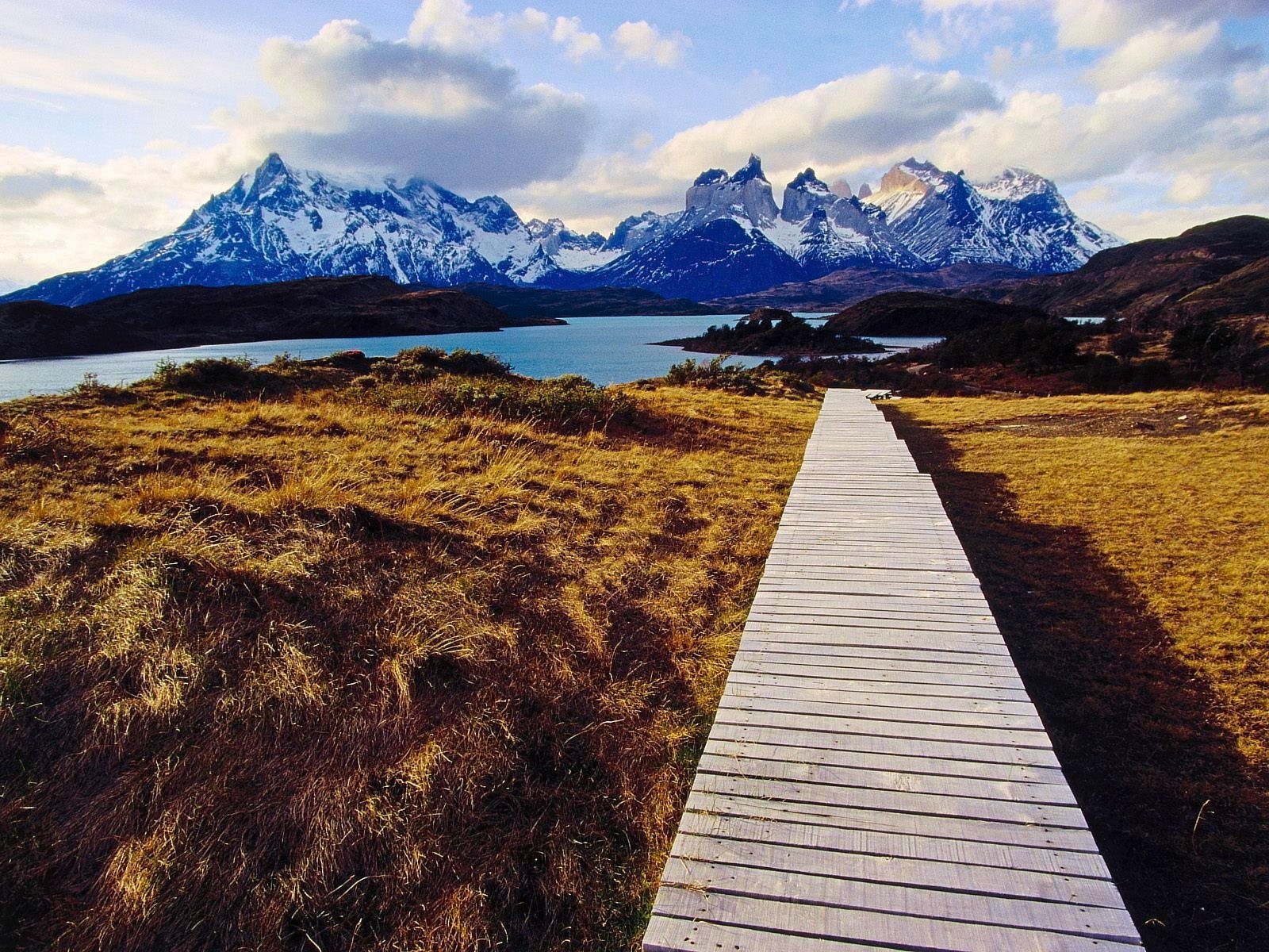 sendero montañas hierba lago