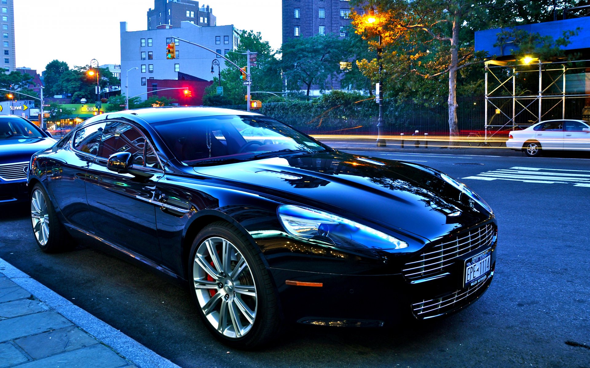 strada aston martin v8 vantage lustro