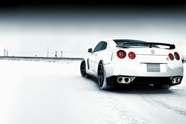 Coche blanco en un campo de nieve