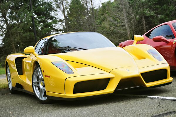 Ferrari Enzo jaune sur le parking