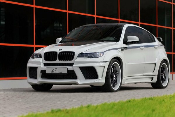 Bianco BMW X6 sulla strada