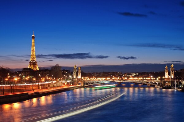 Serata città Parigi vista dal fiume
