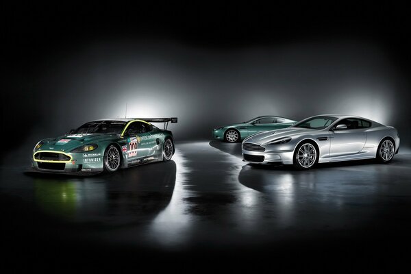 Aston Martin su sfondo scuro con retroilluminazione 