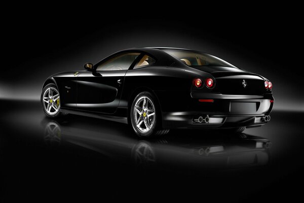 Ferrari negro sobre fondo negro