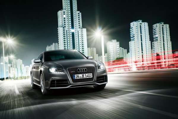 Ein grauer Audi fährt zum Treffen in die Nachtstadt