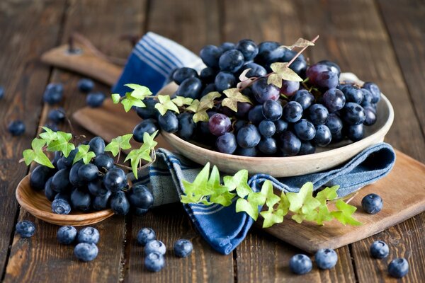 Bleuets dans une tasse se trouve sur la table