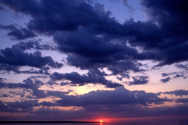 Blutiger Sonnenuntergang der michigan-Sonne