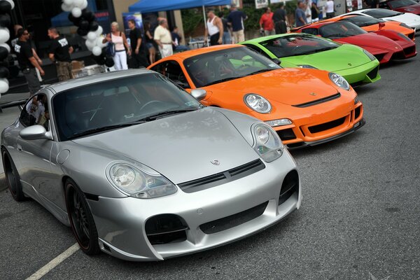 Auto sportive Porsche Ferrari in mostra