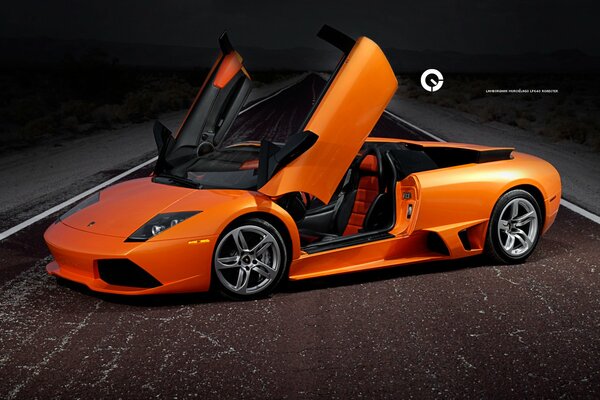 Pomarańczowy Lamborghini Murcielago stoi na środku drogi asfaltowej