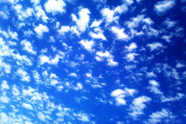 Błękitne błękitne zachmurzone niebo