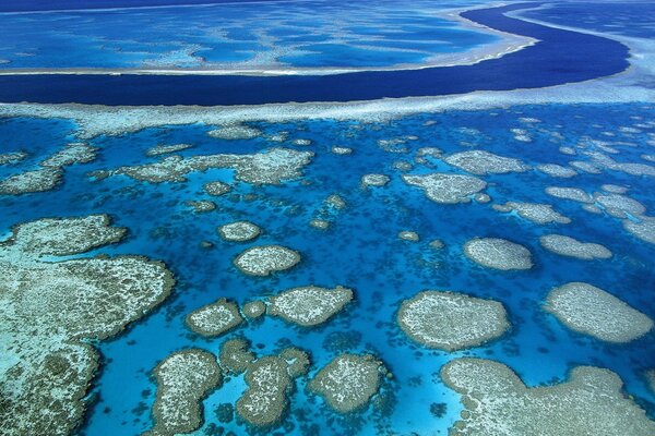 There are many islands on the bright blue sea