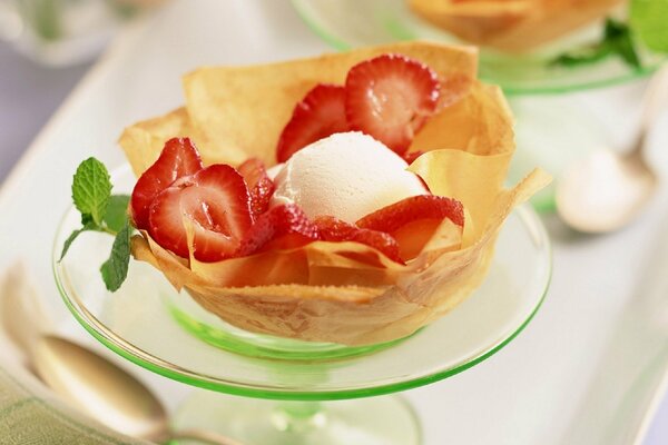 Dessert crème glacée aux fraises délicieux