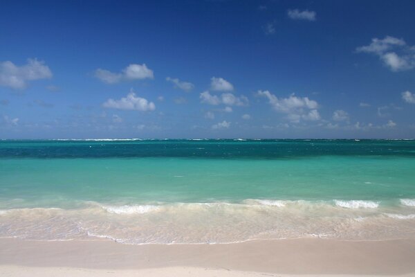 Blauer Strand und blauer Himmel