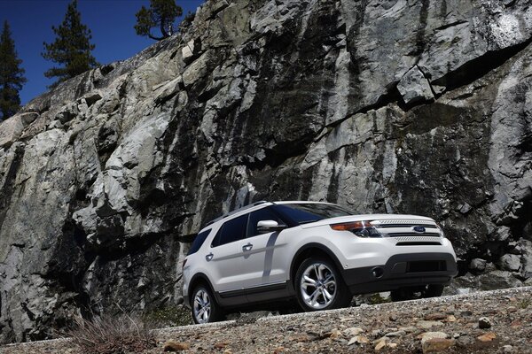 Biały Ford Explorer 2011 wśród skał