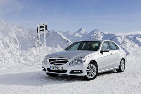 Mercedes Benz po zaśnieżonych drogach