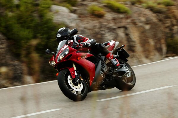 Motocicleta Yamaha en la pista. Velocidad y conducción