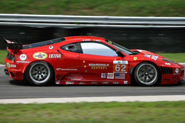 Coche lado rojo rueda cifras