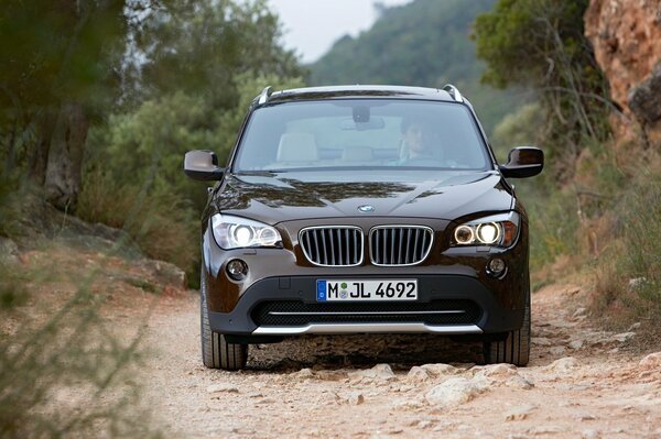 Brązowy samochód bmw X1