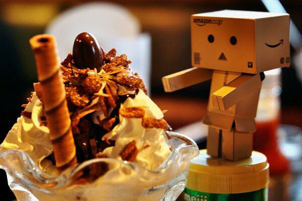 Dessert sucré avec du chocolat et de la crème, avec un jouet sur le fond