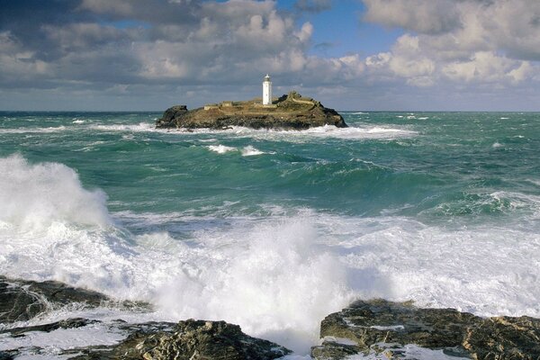 Phare au bord de la mer