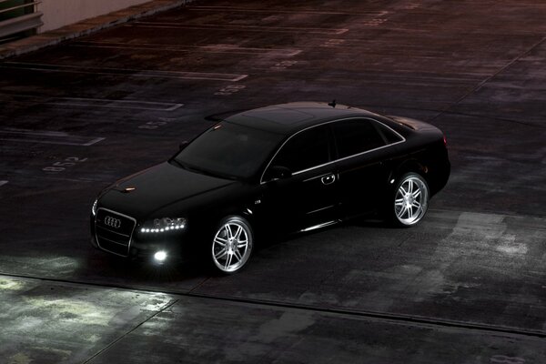 Audi noire sur le parking de nuit