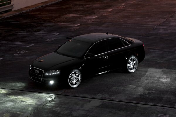 Audi nera nel parcheggio notturno