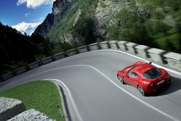 Alfa Romeo guida la strada ad alta velocità