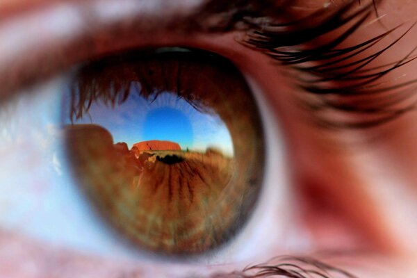 Die Reflexion der Wüste in den Augen des Mädchens