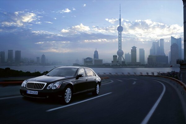 El majestuoso coche de Maybach en la carretera