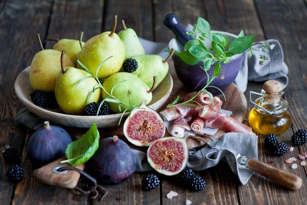 Birnen, Feigen und Brombeeren auf einem Holztisch